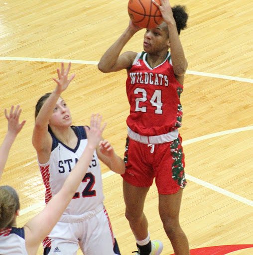 lnwildcats's tweet photo. Congrats to senior Jayla Smith, the newest member of the 1,000 point club at Lawrence North! She came into the game with 999 points. Her 11 first half points put her at 1010 career points as a Wildcat! LN 32 Anderson 25 at the half. ⁦⁩ ⁦@ltgoodnews⁩ ⁦@MVanTryon⁩ https://t.co/5D7F78FhaG