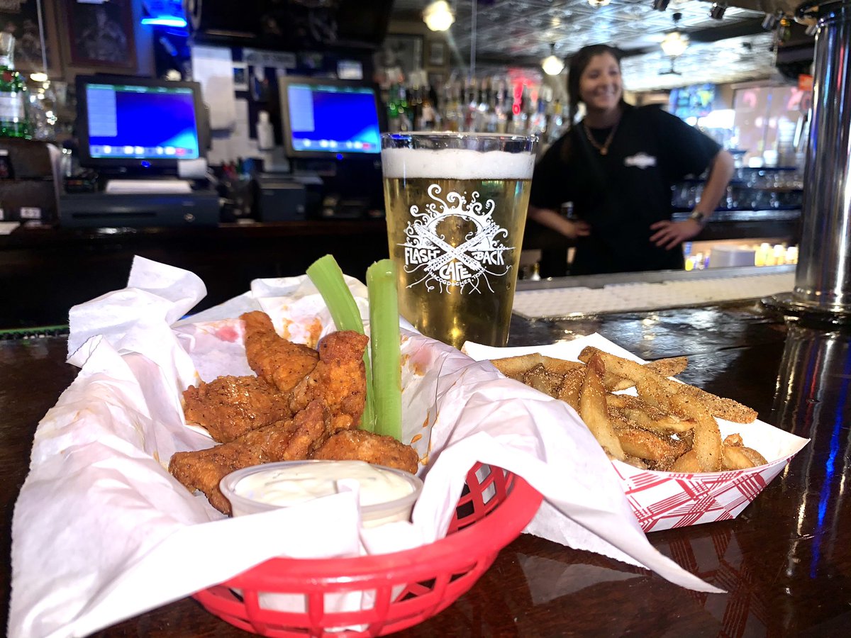 flashbacknac's tweet image. Happy Saturday! Happy Hour specials til 7! $3 Wings, $2 Drafts, $2 Fries, and more! @SFAQuestions  #flashbackcafe