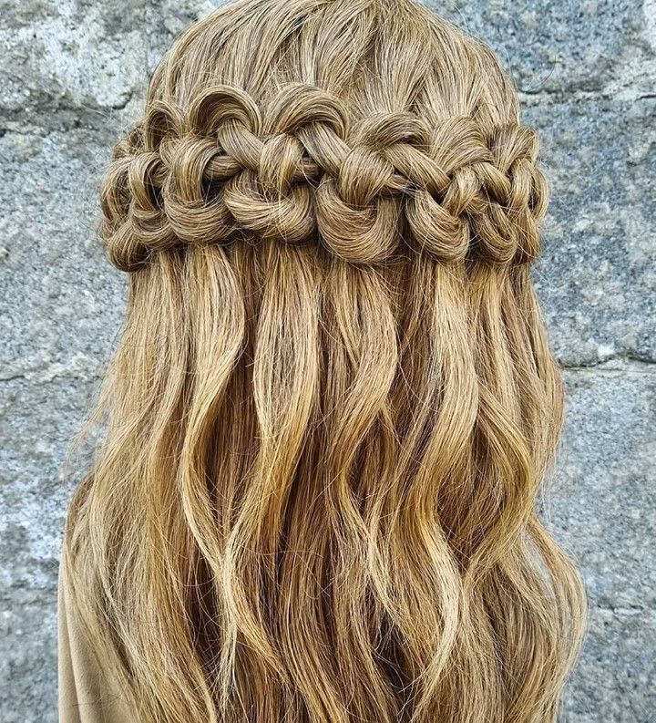 SamVillaPro's tweet photo. This knotted #waterfallbraid by @lorrainecusack would be the perfect option for any #holidayhair booking. #SamVilla #SamVillaHair  

CLICK HERE: https://t.co/A0vqNbycTn https://t.co/mWaO4jGMEd
