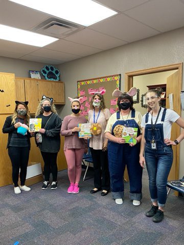 MoorePublicSch's tweet photo. How fun! Apple Creek had their first Book Character Parade. Students and Staff enjoyed parading around showing off their costumes and receiving treats along the way! Way to go, Cougars! Thanks to Principal McNear for sharing pics. πβ₯οΈ #msppride @MooreHS1 #lionpride https://t.co/qGJmpG2Ca4