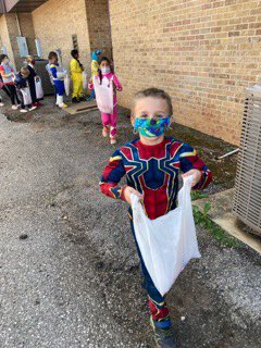 MoorePublicSch's tweet photo. How fun! Apple Creek had their first Book Character Parade. Students and Staff enjoyed parading around showing off their costumes and receiving treats along the way! Way to go, Cougars! Thanks to Principal McNear for sharing pics. πβ₯οΈ #msppride @MooreHS1 #lionpride https://t.co/qGJmpG2Ca4