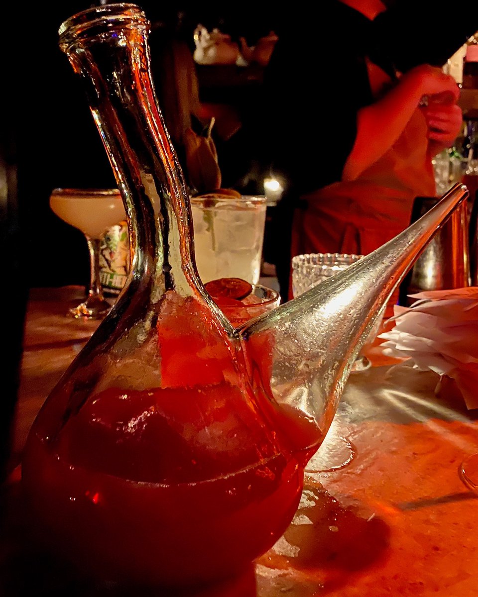 Today is a job for a PORRON 🎉  A big, beautiful, 𝕍𝔼𝕃𝕍𝔼𝕋-y porron with a side of @misschessknight...