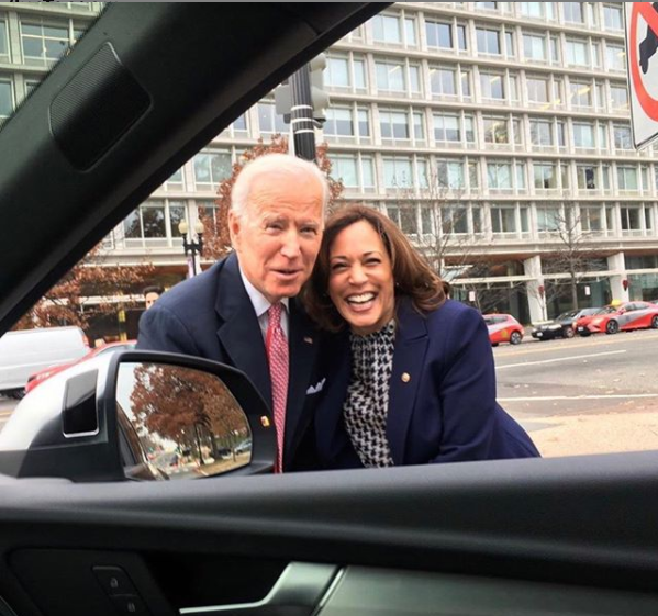 GovChrisMcwells's tweet photo. Félicitations @KamalaHarris !
Vous avez gagné ! Mais vous avez avant tout réussi...
Réussi à faire tomber les barrières de la couleur et du genre pour devenir la première femme, la première afro-américaine et la première amérindienne à être élue vice-présidente des États-Unis ! https://t.co/Hoj7APhzPk