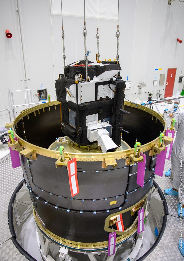 BiLight's tweet image. #Taranis posé sur le Vespa, l'adaptateur sur le lanceur Véga.
Taranis utilise la plateforme de la filière Myriade. On peut voir le senseur stellaire en blanc sur la photo.
Lancement dans la nuit du 16 au 17 novembre @esa @Cnes