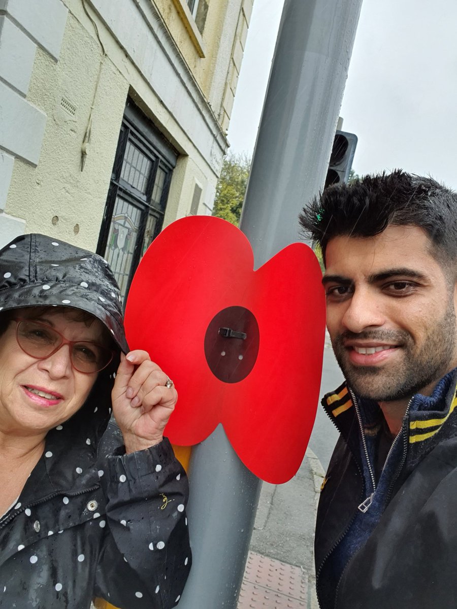 PranavBhanot88's tweet photo. Be part of the #ChigwellRow #lamppost #poppy #campaign to support @BritishLegionRX #PoppyAppeal. Sponsor a lamp post poppy for a suggested £11.00 (or more) here.
 https://t.co/FK7lVlguOo

#LestWeForget #RemembranceSunday #PoppyDay #PoppyStories #PoppySaturday https://t.co/DMXG2r1ppx