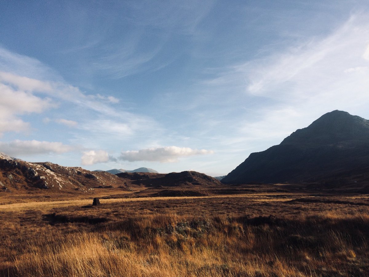 JackusSamuel's tweet photo. A gorgeous Highland day for an autumnal #matchthemiles jaunt; old gravel roads to ancient valleys, bogs as far as the eye can see! Buzzards in the sky, deer on the ground (ducks too); electrons quivering. 

Absolute feyness 

@adventuresynd https://t.co/1zyfufKJlH