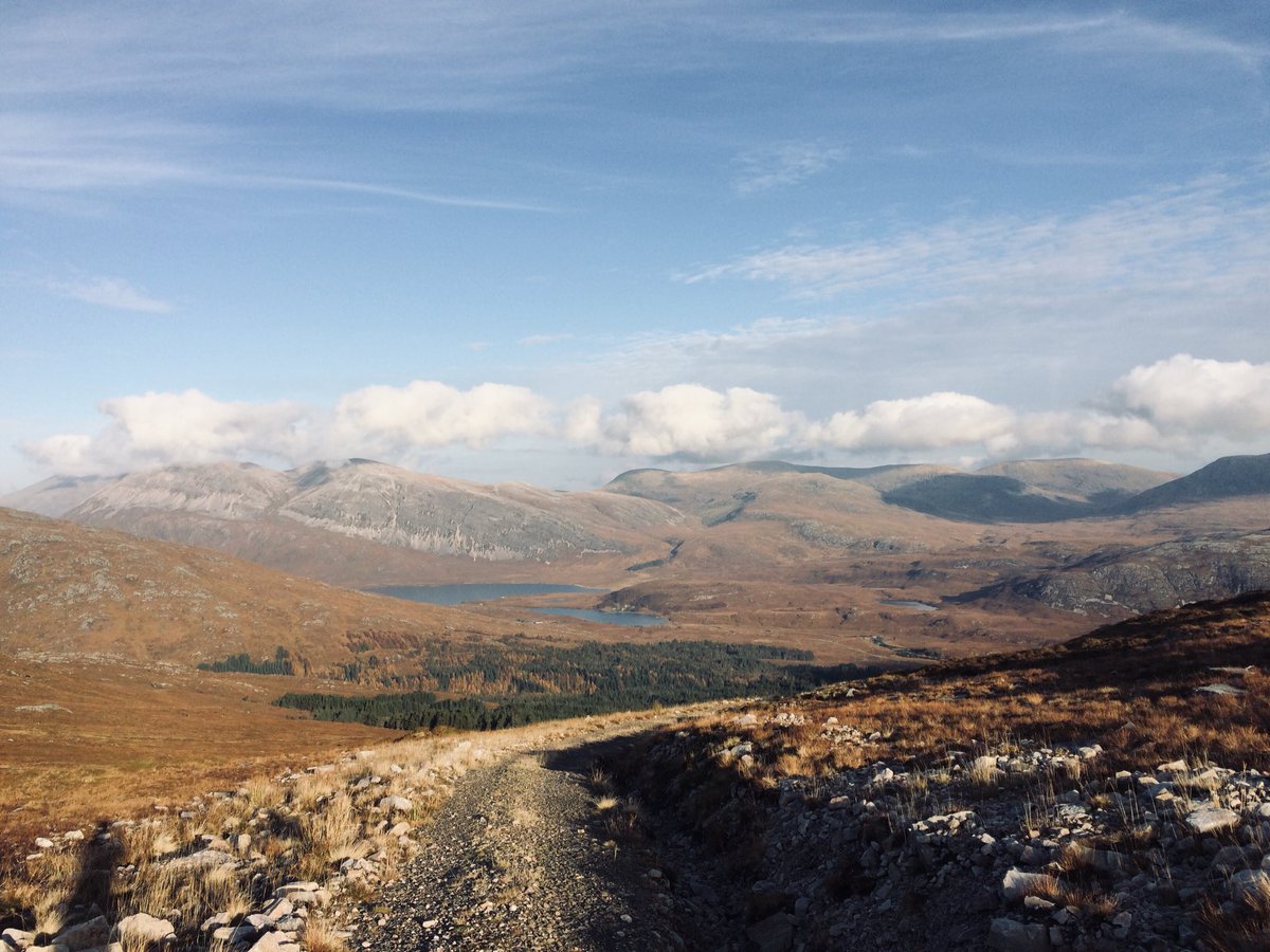 JackusSamuel's tweet photo. A gorgeous Highland day for an autumnal #matchthemiles jaunt; old gravel roads to ancient valleys, bogs as far as the eye can see! Buzzards in the sky, deer on the ground (ducks too); electrons quivering. 

Absolute feyness 

@adventuresynd https://t.co/1zyfufKJlH