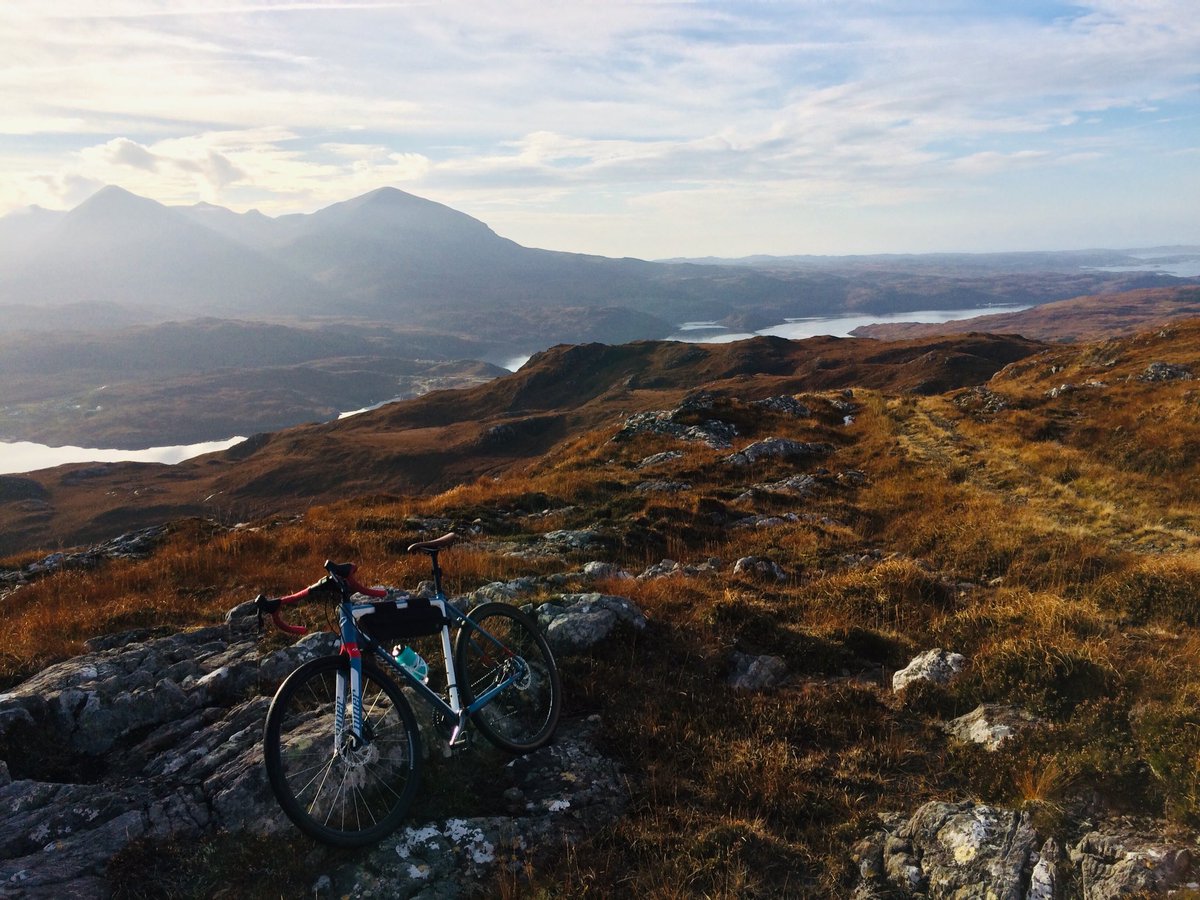 JackusSamuel's tweet photo. A gorgeous Highland day for an autumnal #matchthemiles jaunt; old gravel roads to ancient valleys, bogs as far as the eye can see! Buzzards in the sky, deer on the ground (ducks too); electrons quivering. 

Absolute feyness 

@adventuresynd https://t.co/1zyfufKJlH