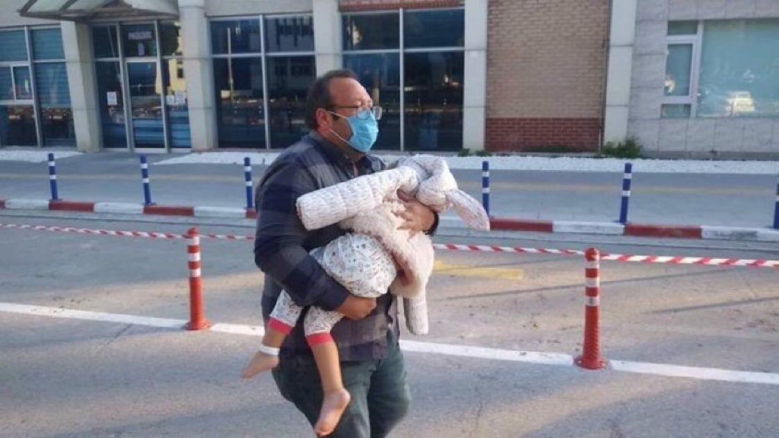 Enkazdan uzun saatler sonra çıkarılan Ayda bebeğin hastaneden taburcu olduğu andaki fotoğrafıymış...

Enkazdan çıktıktan sonra Ayda bebek üzerinden reklam yapanları taburculuk sonrasında da görmek isterdik.