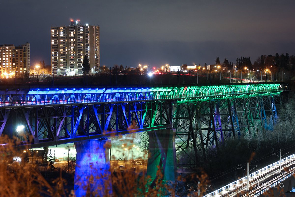 kdginyeg's tweet photo. The #HighLevel was lit up to celebrate #WasteReductionWeek a while back and if you've been following me for a while, you know I'm a bit of a waste nerd and LOVE chatting about waste. Ask me questions! How do you reduce waste? #yegmcr https://t.co/EbeTzRCeFH