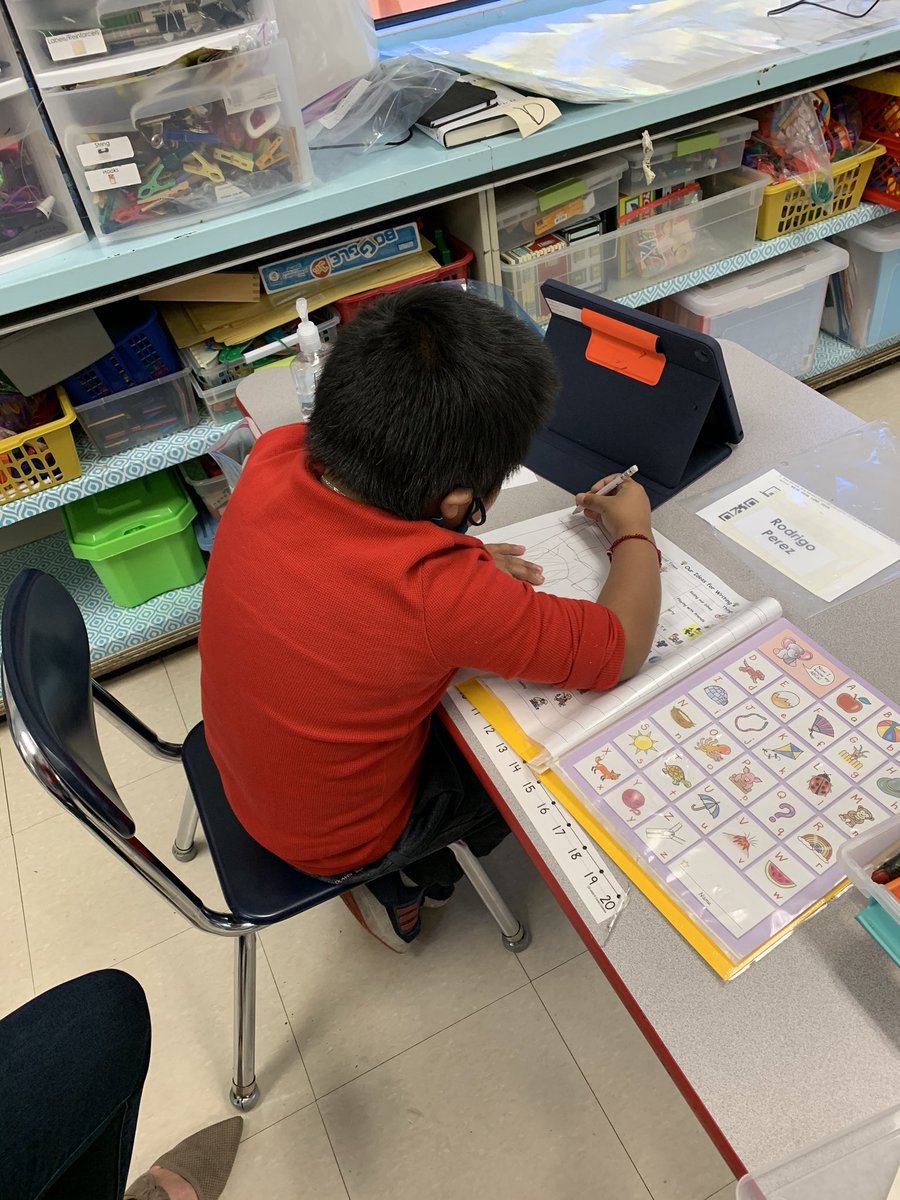 ViolaAchieves's tweet photo. 🎉Friday Favorites! Our kindergarten authors at work writing about their favorite experiences such as going to the park with mom, playing with their friends, their favorite toys and favorite things to do! #developingwriters #writingwhatweknow #usingstrategies https://t.co/APjul9Y22s