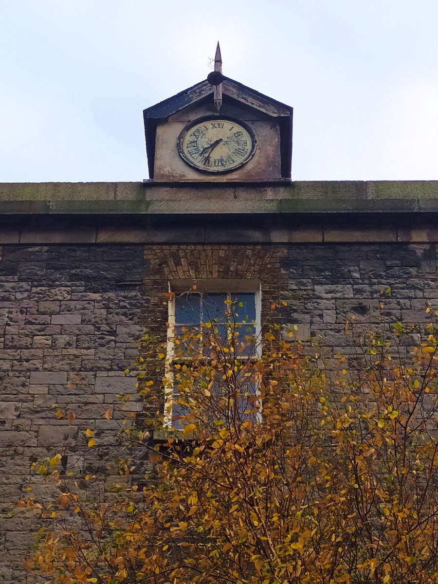subsequently became the HQ of the National Army. Some original buildings from the 19th century remain, with the Labour History museum located in the Garrison HQ, & the National Print Museum in the former Chapel. The execution on 24th Nov. 1922 of Erskine Childers, father of (3/8)