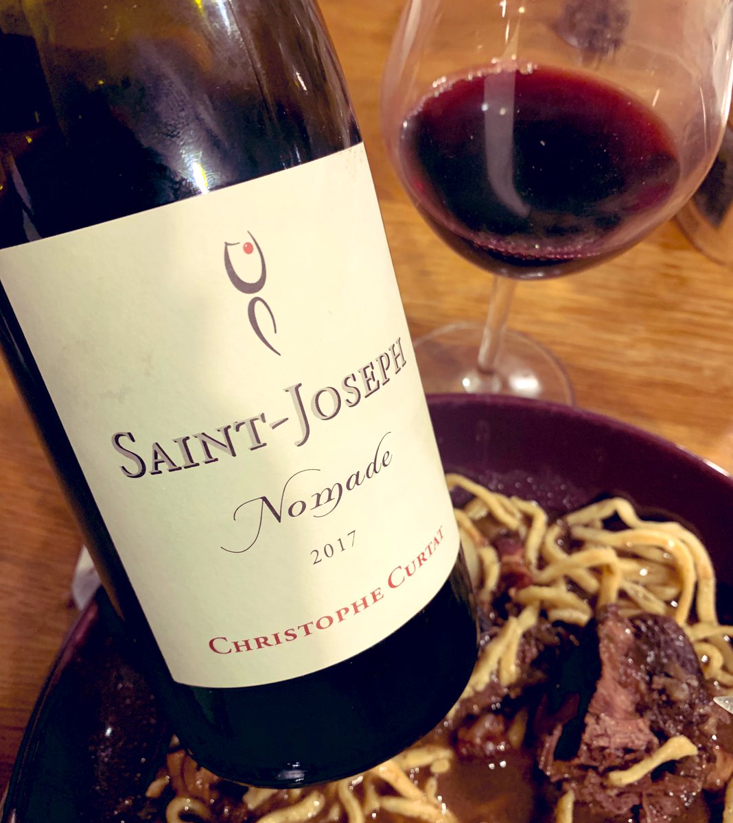 apresleffort's tweet photo. Souplesse d’une pure #Syrah fruitée et ensoleillée made in Thierry Curtat. « Nomade » est un voyage et un #SaintJoseph comme on les aime. Sublime sur une joue de bœuf aux tagliatelles maison. #Vin #Bio #CoteduRhone https://t.co/bic5VPw21M