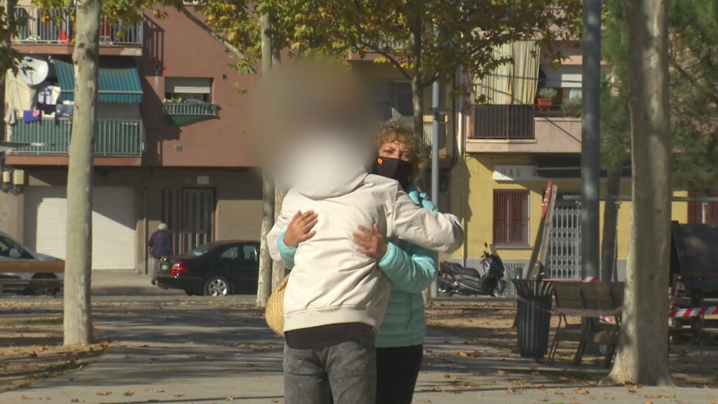 3CatInfo's tweet photo. Un jove es retroba amb la mestra que va amenaçar per una imatge de Mahoma: "Em sap molt greu" https://t.co/BiWryF1sQB https://t.co/Jb8b6PAXOK