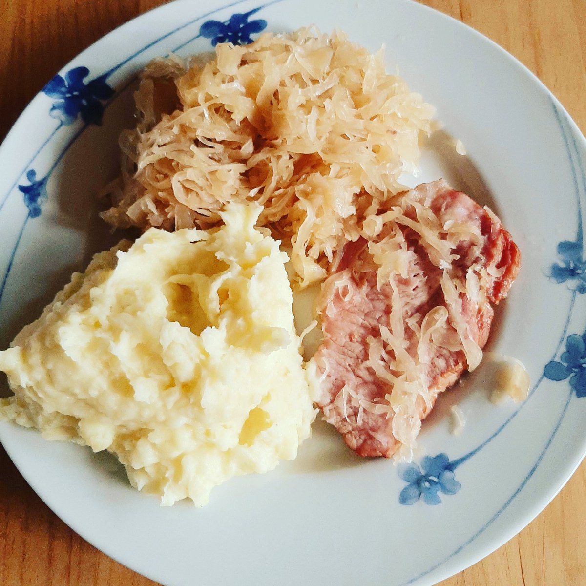 clouds_walking's tweet photo. Im November darf das Essen deftiger sein, also habe ich heute Kassler mit Kartoffelstampf und Sauerkraut gekocht.
#sauerkraut #kartoffelstampf #kassler #samstagsessen #hausmannskost #deftig #mitliebegekocht #cookingformom👵🍽 #foodstagram #Foodblogger #lecker☺️ #yummy😋 #foodie https://t.co/dPuCPCeBoN