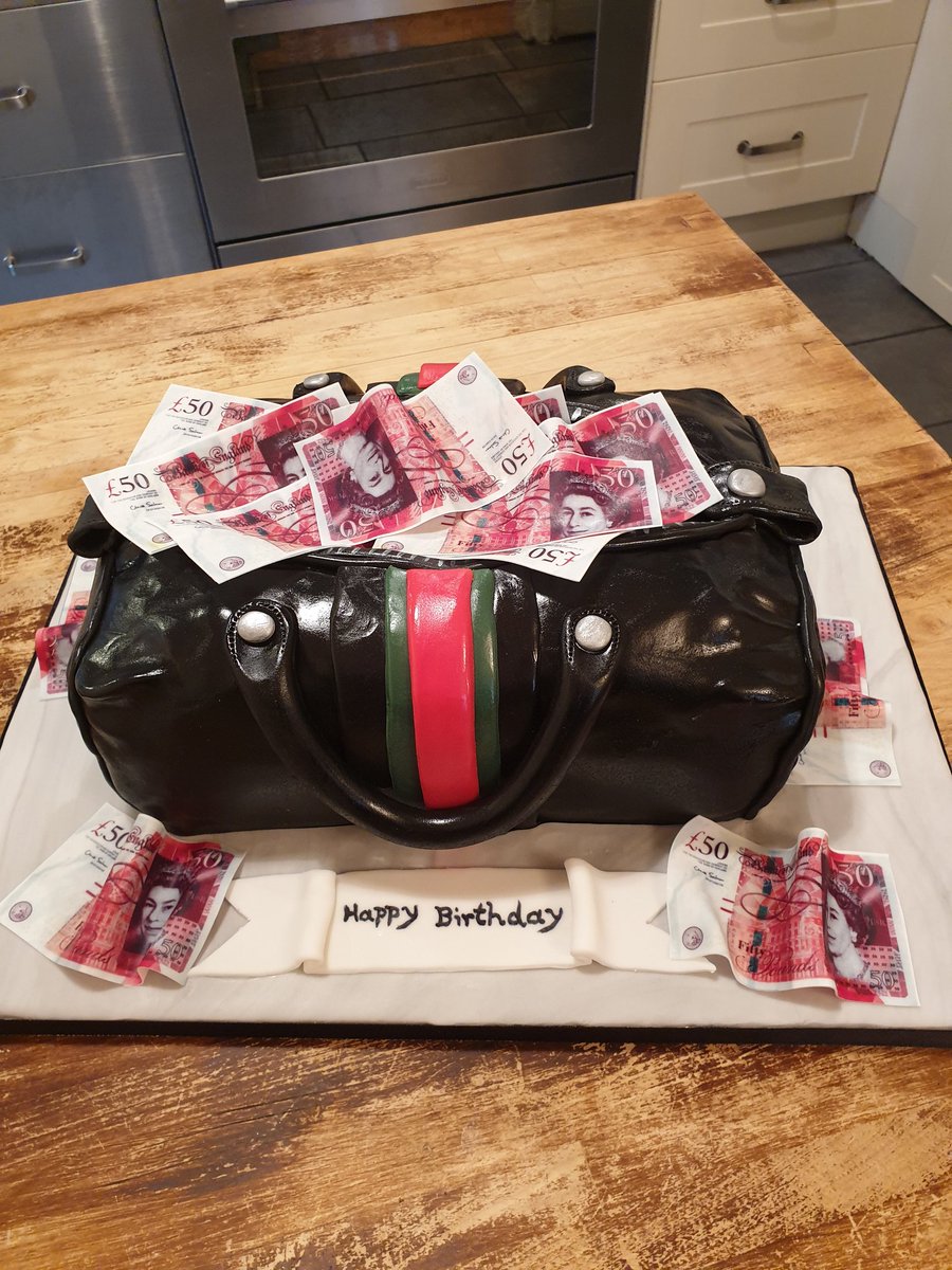 CcCfinz's tweet photo. @gucci vanilla cake filled with a vanilla bean buttercream and raspberry jam, and few added notes 😜 https://t.co/4SHuh7F2z7