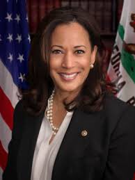 Kamala Harris è figlia di due immigrati negli Usa, discendente di persone trascinate in catene in America fino a 170 anni fa, donna, persona di colore: alla vicepresidenza degli Stati Uniti è una sinfonia di “prime volte”. Il mondo di oggi e di domani ha il suo volto.