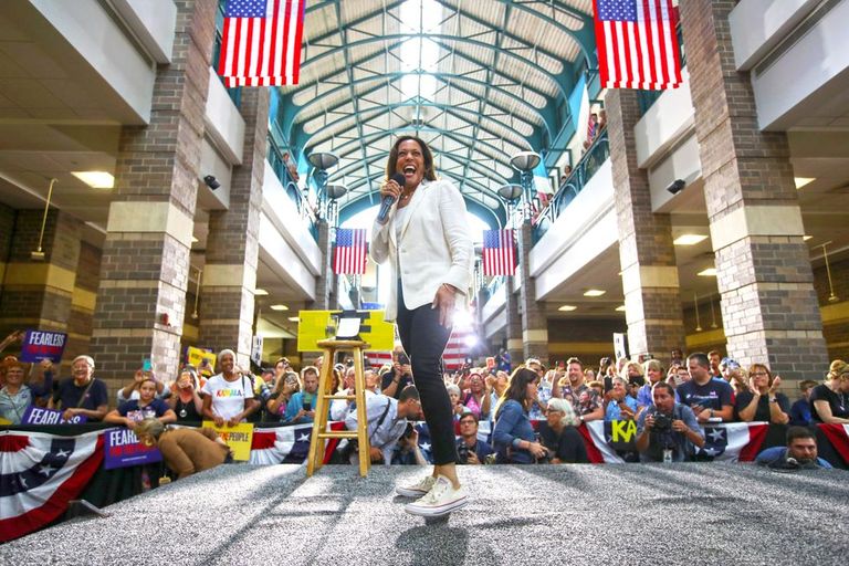 earcos's tweet photo. .@KamalaHarris y sus Converse ❤️ https://t.co/utcHaJA7MI