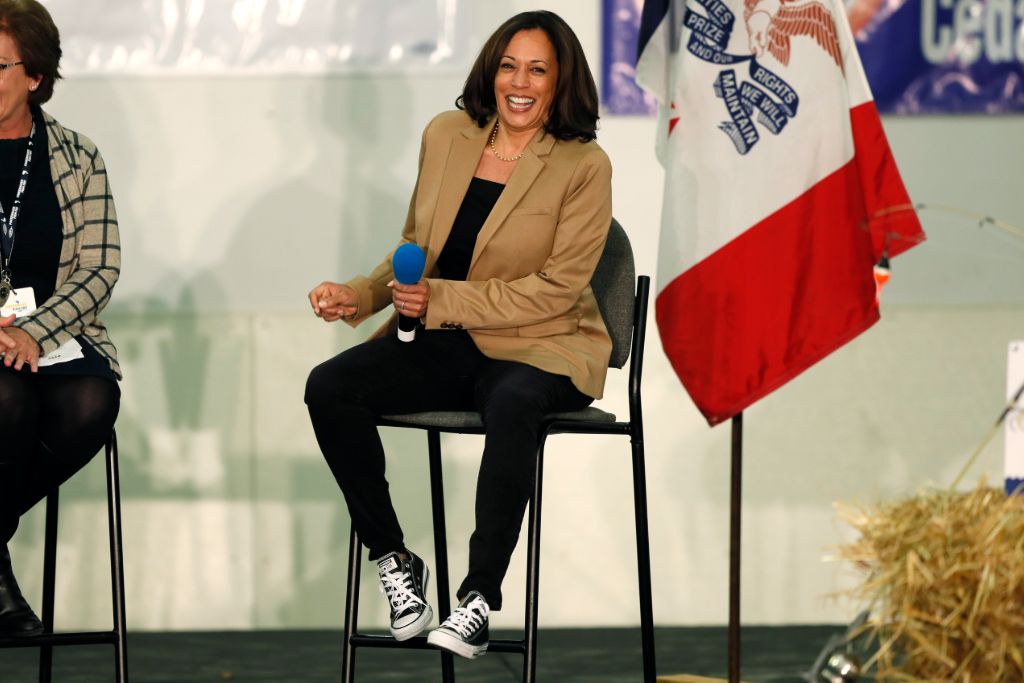 earcos's tweet photo. .@KamalaHarris y sus Converse ❤️ https://t.co/utcHaJA7MI