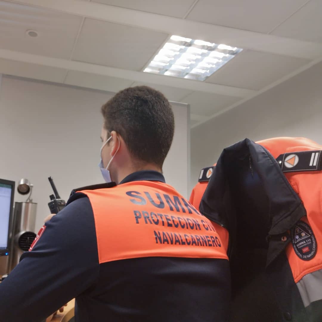 Esta tarde un componente de Protección Civil  Navalcarnero ha estado de guardia en el #CECOM de #madrid112 realizando las tareas de operador.