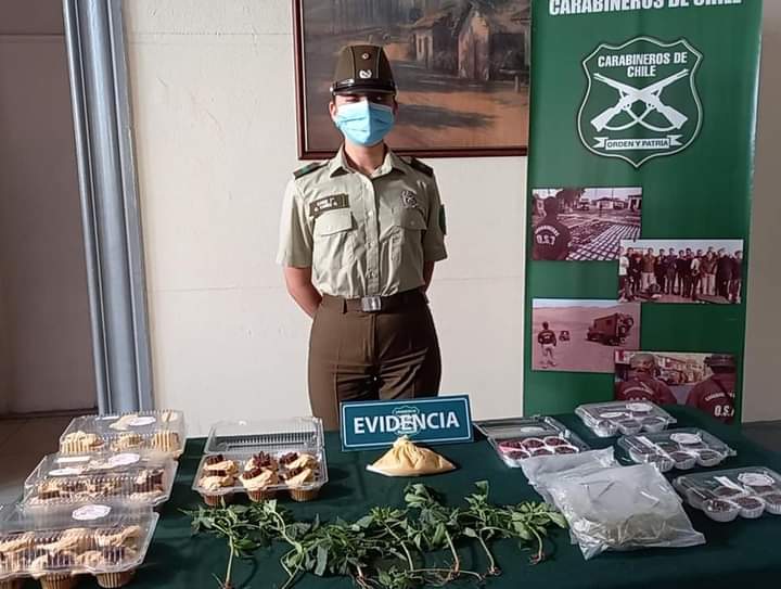 PiensaPrensa's tweet photo. Carabineros de Chile realizo gigantesco operativo para sacar de circulación una docena de cupcakes elaborado con marihuana. https://t.co/ARBZUTdCAC