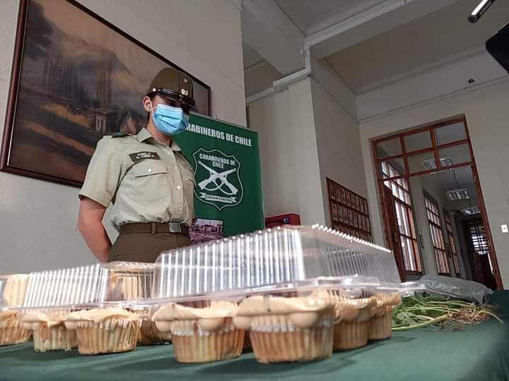 PiensaPrensa's tweet photo. Carabineros de Chile realizo gigantesco operativo para sacar de circulación una docena de cupcakes elaborado con marihuana. https://t.co/ARBZUTdCAC
