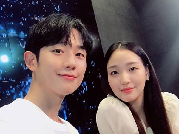 Kdramafilm1's tweet photo. #JungHaein selcas with Co-lead actresses #SonYeJin #HanJimin #KimGoEun #ChaeSooBin #Snowdrop #Jisoo #Haesoo #SelcaKing Happy weekend https://t.co/sqrHyVT2iL