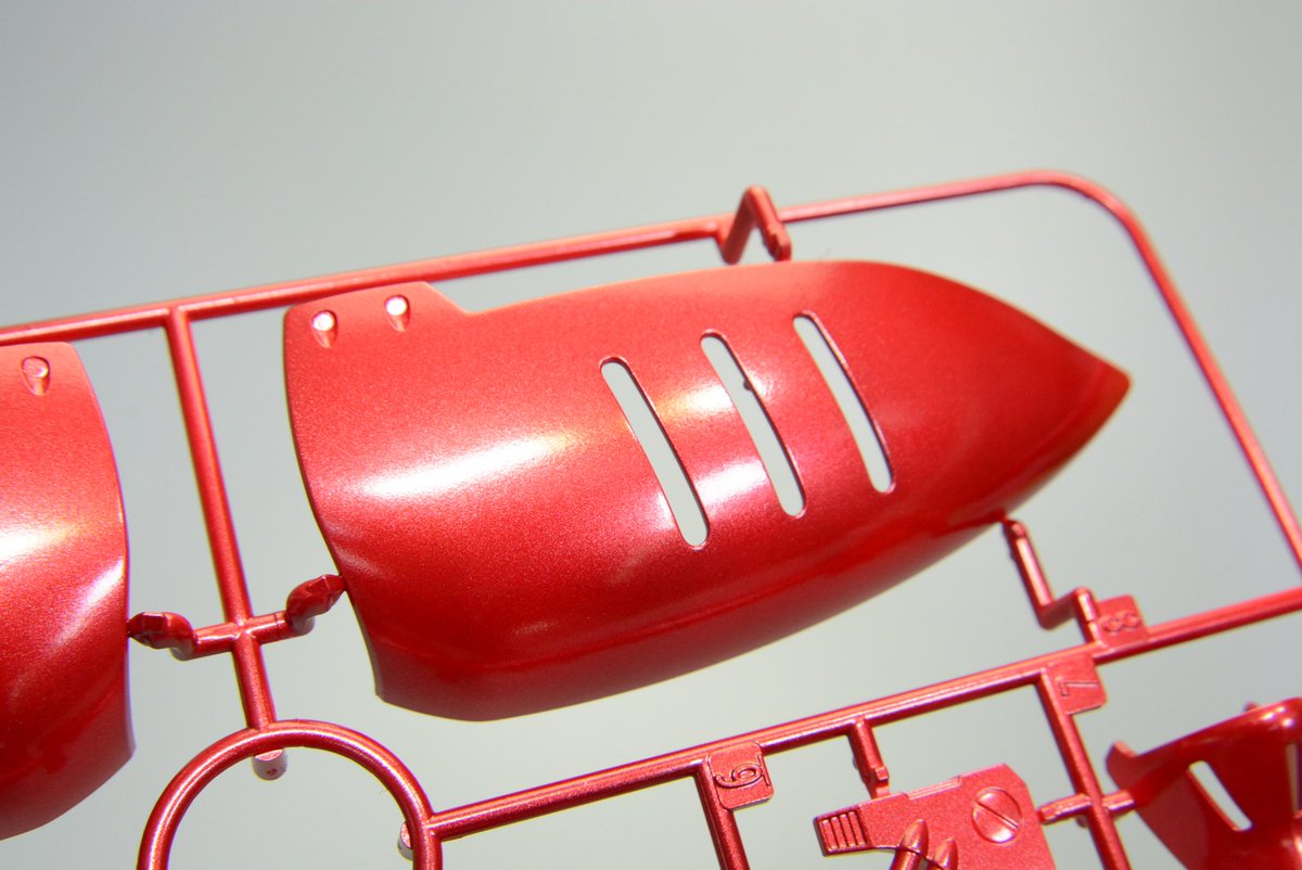 赤系で1番塗るのが楽なのがメタリックレッドです。 メタリックカラーは