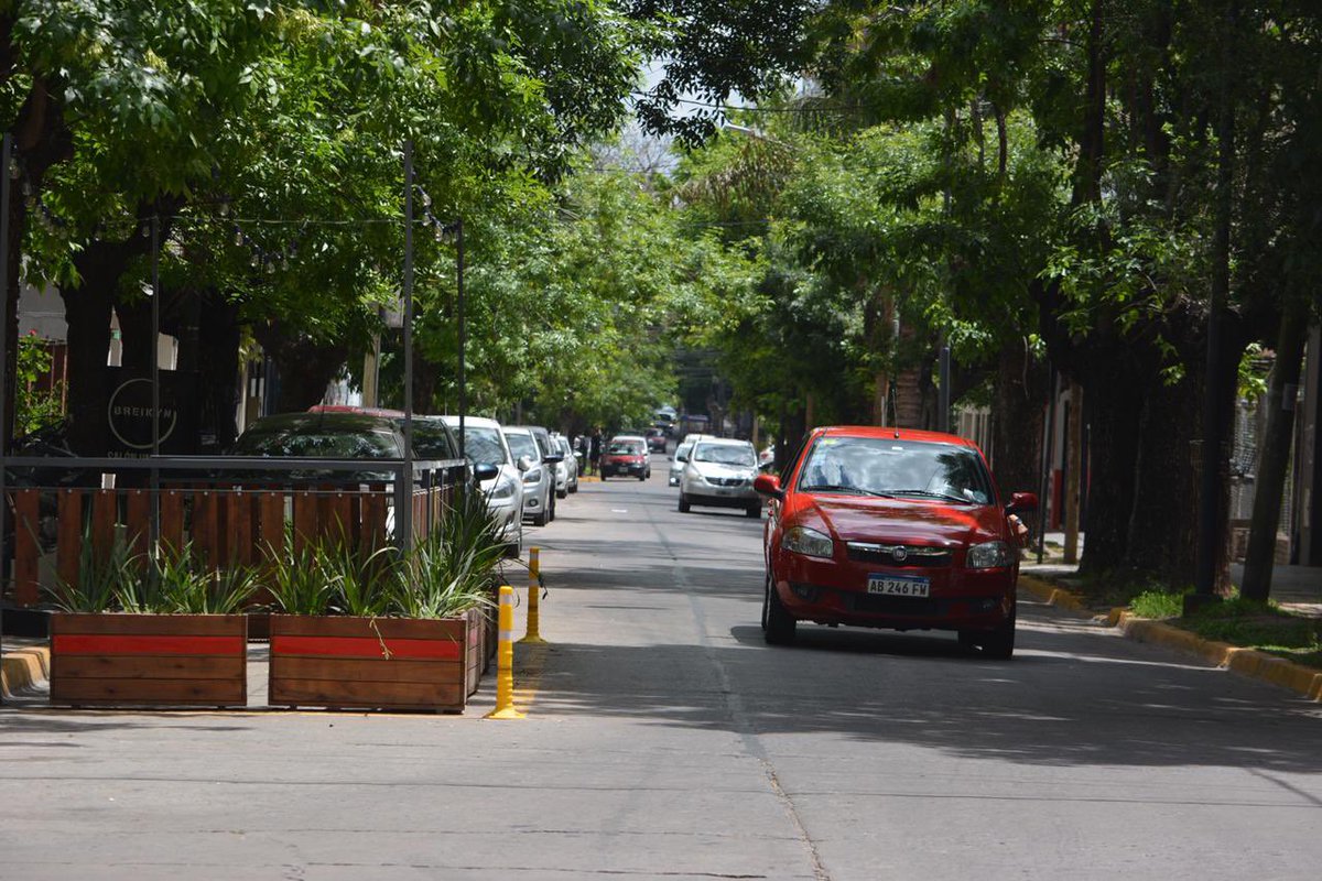 francolaporta's tweet photo. Esta no es la forma de ayudar a los comerciantes de #SanMiguel , poniendo en peligro a todos los vecinos, clientes, empleados, peatones y automovilistas.
Les pido a las autoridades municipales @jaimemendezh que recapaciten con esta medida y eviten una tragedia. https://t.co/QINi4uQ2Ps