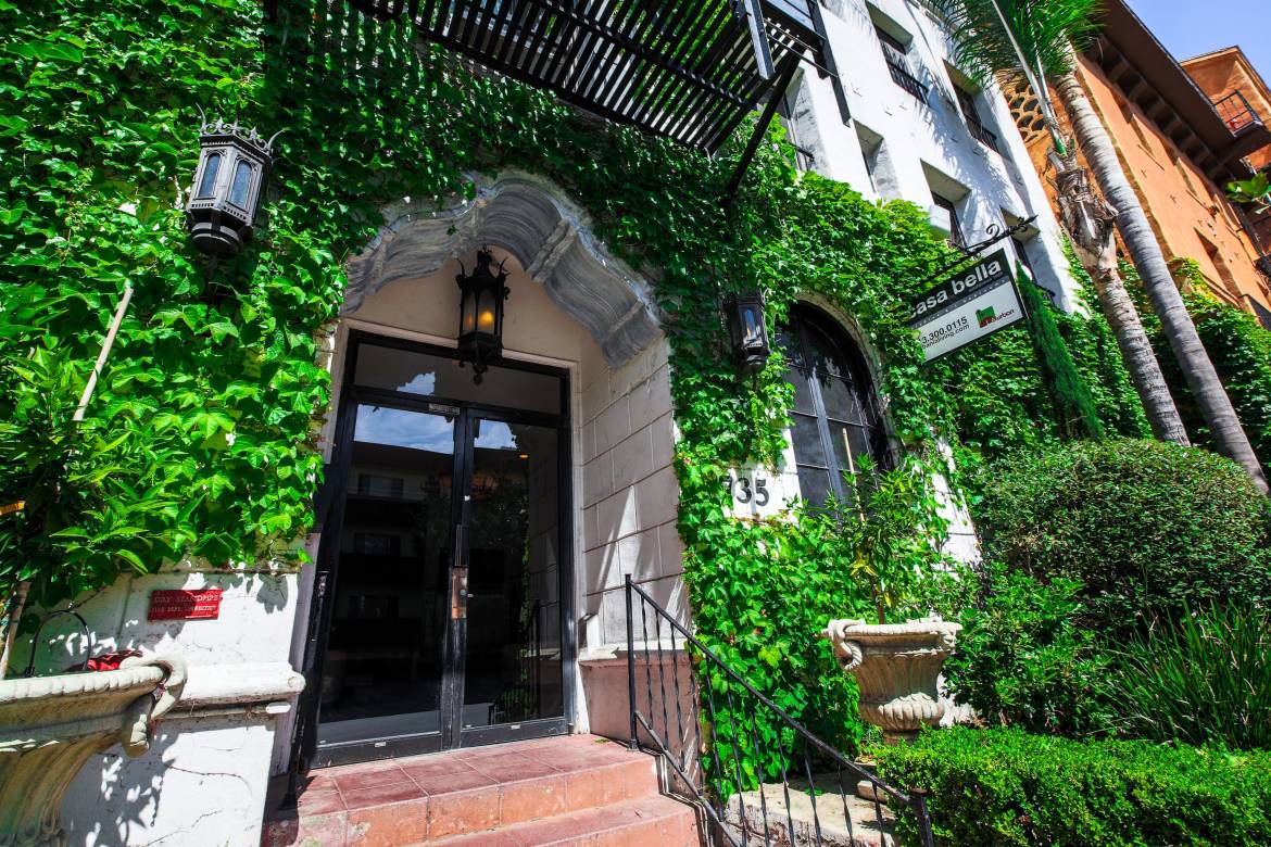 UrbanLALiving's tweet photo. Casa Bella studio apartments in Koreatown, LA are as beautiful as her name declares her to be. Built-in the fanciful Spanish Revival style. Available for rent at $1,200 #LosAngeles #LAforrent https://t.co/vFKnTzf15R https://t.co/Q2jlQlugp8