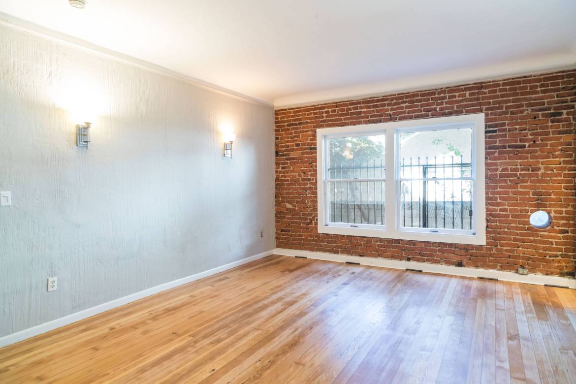 UrbanLALiving's tweet photo. Casa Bella studio apartments in Koreatown, LA are as beautiful as her name declares her to be. Built-in the fanciful Spanish Revival style. Available for rent at $1,200 #LosAngeles #LAforrent https://t.co/vFKnTzf15R https://t.co/Q2jlQlugp8