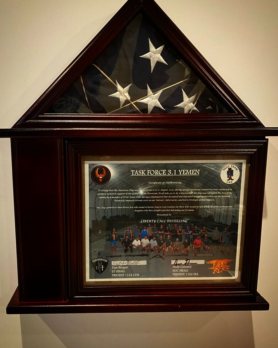 LibertyCallDist's tweet photo. A piece of history now sits on the wall at Liberty Call! Come in and read the story behind this flag we are honored to display.
Get a cocktail while youโre here
#sdbars #bar #libertycalldistilling #sandiego #barriologan #flag #soldier #display #yemen #military #sddistillersguild https://t.co/3P9nX8waRM