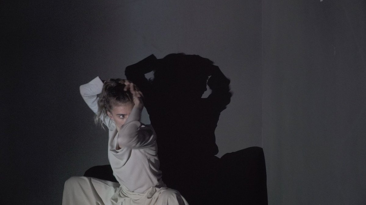 FundacionPROA's tweet image. #Estreno y #Entrevista ¡Mañana, 17h, la coreógrafa Andrea Servera, entrevista a la bailarina Ana Deutch por IG Live (instagram.com/fundacion_proa)! Todo sobre “Resplandor”, el tercer lanzamiento de #VideoPerformance