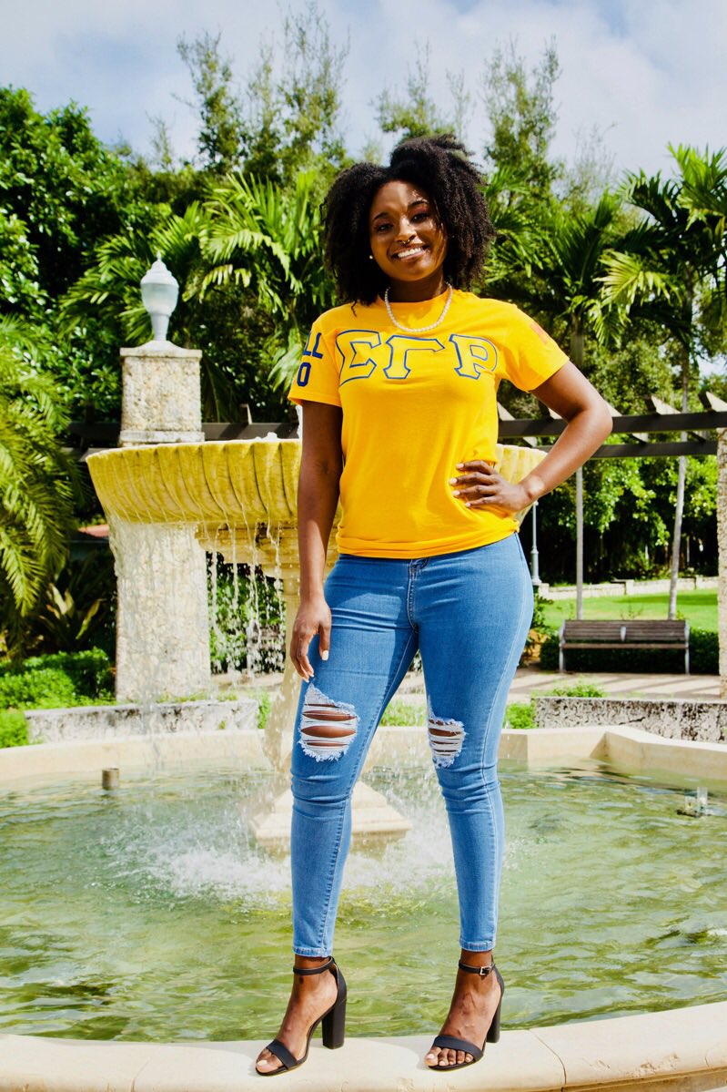 Allow us to intRHOduce the newest poodle on the yard: Eboni Arnold.

💙💛💙💛💙💛💙
•
•
•
•
•
•
#sgrho #1922 #munu #legacycontinues #poodles #blueandgold #foundersweek #fall2020 #southeasternregionsgrho