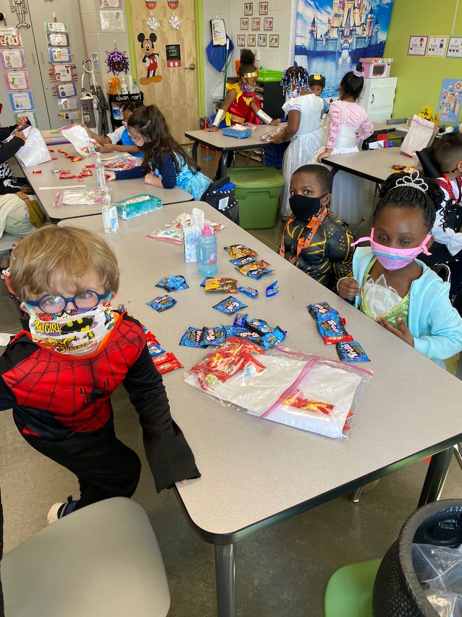 Gingerdyer13's tweet photo. Practicing patterns in Math was so much sweeter using Halloween candy!! #bpinspired #bryantparkelementary https://t.co/dC0jpvduaz