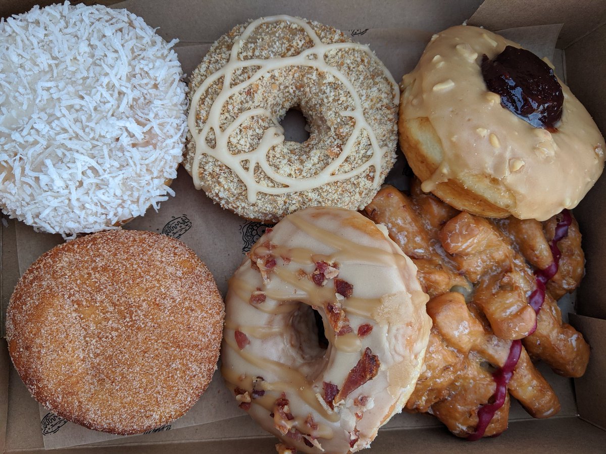 sylvng's tweet photo. A very big thank you to the stanger in front of me in the @DonutMonster lineup today. He paid for my donut box in secret! #randomactofkindness https://t.co/MNMKcXuBNX