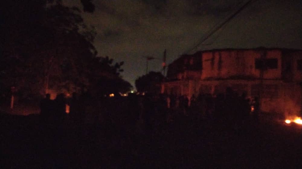 LOS GUAYOS | El descontento social no para en toda Venezuela. hermanos del sector Las Agüitas  han salido a las calles a manifestar por la falta de servicios públicos. Más de 12 horas sin electricidad.
#LosGuayosNoTieneAlcalde 
#LosGuayos 
#VzlaAlzaLaVozContraElRégimen