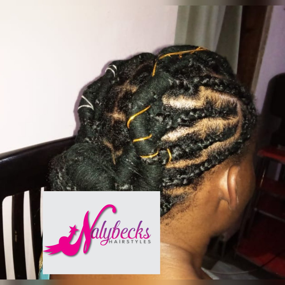 NalybecksH's tweet image. 🌸 AFRICAN THREADING 🌸
A very;
🌺 Lightweight
🌺 Pain free 
🌺 Easy to wear 
🌺 Protective Hairstyle

Just DM us via the contacts below to book your appointment;
IG: @nalybecks_hairstyles
FB: @  Nalybecks Hairstyles
Twitter: @NalybecksH
WhatsApp : 0775668530

#africanthreading