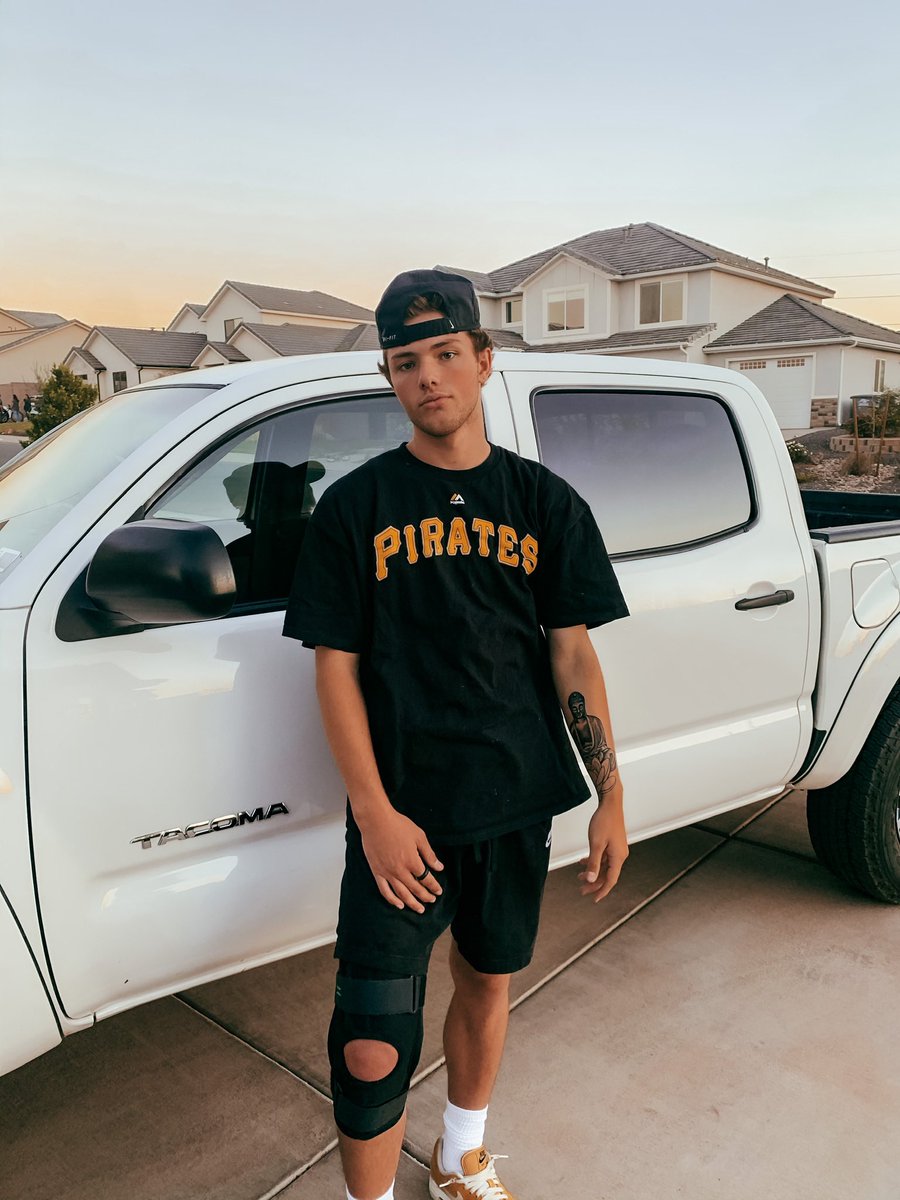 StonoJo's tweet photo. 💛🖤 https://t.co/8ed9CPwOJY