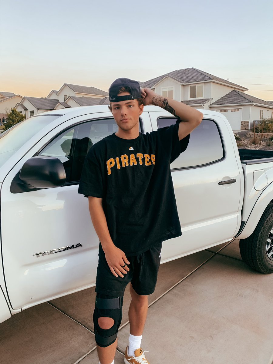 StonoJo's tweet photo. 💛🖤 https://t.co/8ed9CPwOJY