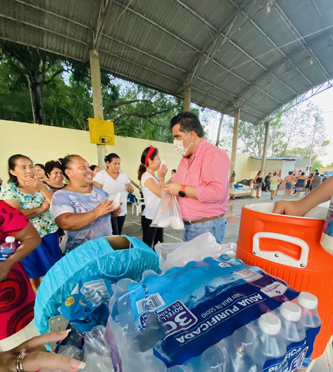 SocCivil_PRITab's tweet photo. Hoy estuvimos apoyando en Ixtacomitan 1era secc. Llevando un poquito de felicidad tanto a los niños en el albergue como quienes se encuentran en sus casas resguardando sus cosas en el agua. Gracias @Lara_Sedas y @Eduardo_sister por esta noble labor. https://t.co/30LVpUYpxS