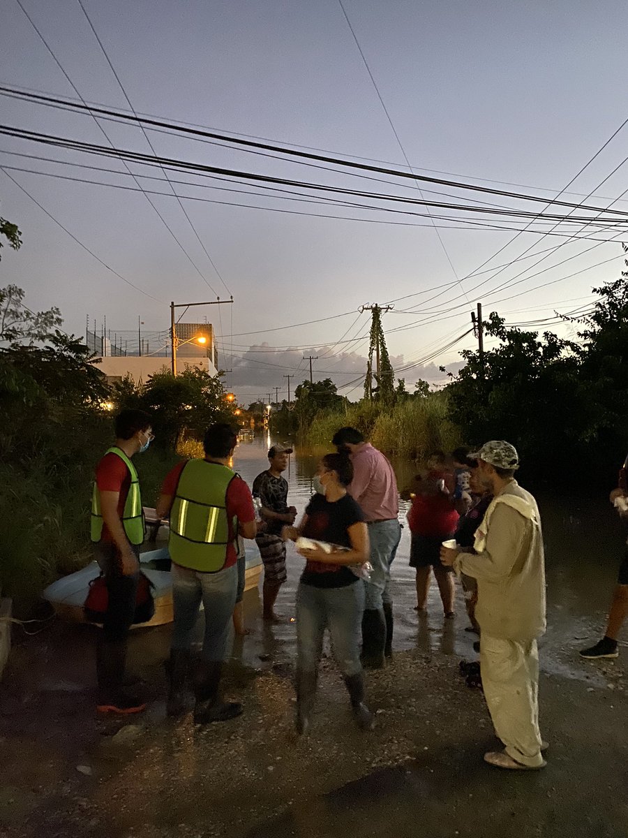 SocCivil_PRITab's tweet photo. Hoy estuvimos apoyando en Ixtacomitan 1era secc. Llevando un poquito de felicidad tanto a los niños en el albergue como quienes se encuentran en sus casas resguardando sus cosas en el agua. Gracias @Lara_Sedas y @Eduardo_sister por esta noble labor. https://t.co/30LVpUYpxS