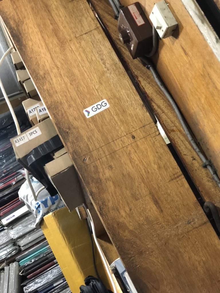 Touramankan's tweet photo. #GDGCIV même dans adjame vous y êtes ?? Je m’en vais acheter ordinateur là-bas et puis je vois leur logo dans magasin du gar😂😂 https://t.co/lg9zZcz9U6