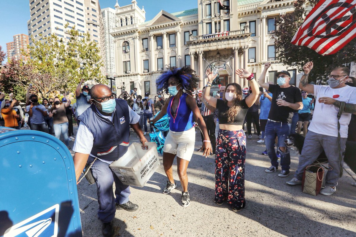 I love this picture from City Hall #JerseyCity today A postal worker is cheered by a crowd gathered at City Hall to celebrate Joe Biden being declared the winner of  the presidential election. Picture by Instagram: @jbrophoto