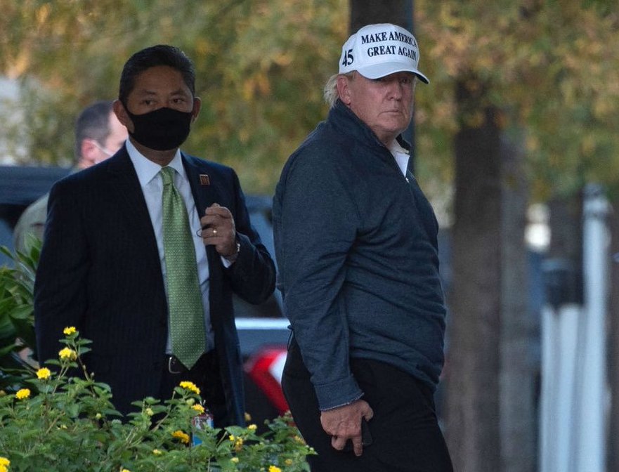LeonaLioness6's tweet photo. A defeated trump staring at the crowds outside the White House, celebrating his loss. 🤣🤣🤣 https://t.co/wIWVtJDm7B
