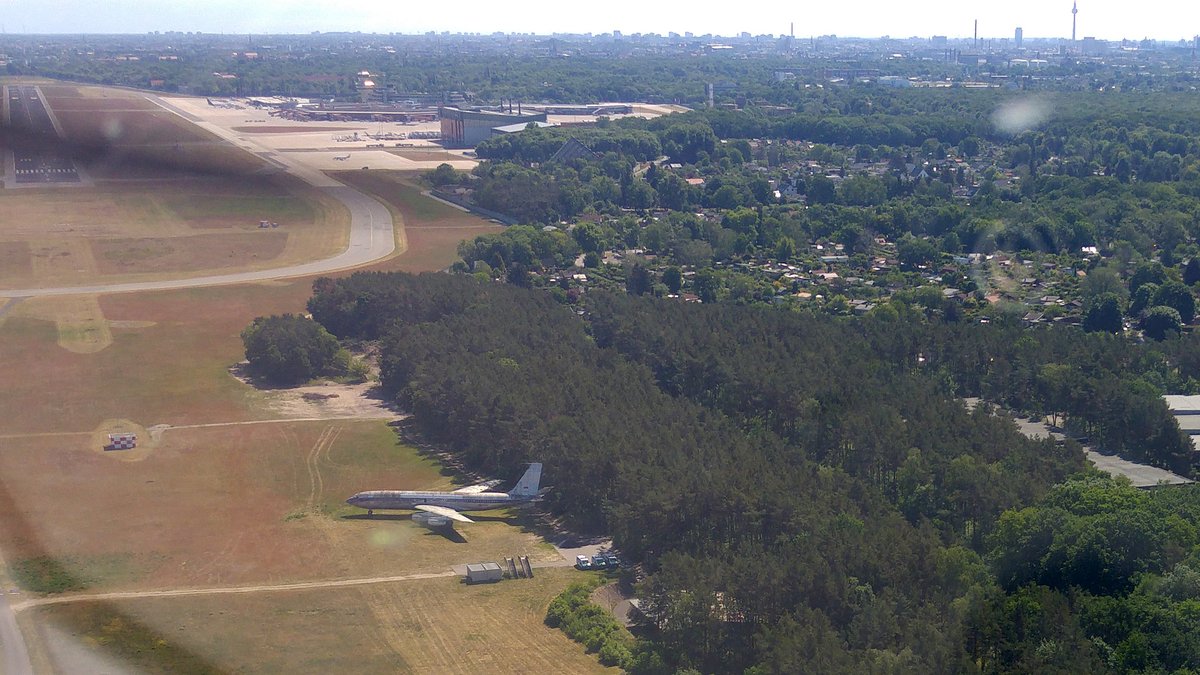 A3803's tweet photo. Und auch sie gehörte dazu, zumindest was die Bemalung betraf. Auch wenn man sie nicht so richtig sehen konnte. #DABOC #B707 #TXL #EsWarEinmal https://t.co/7zY8LkWDFK