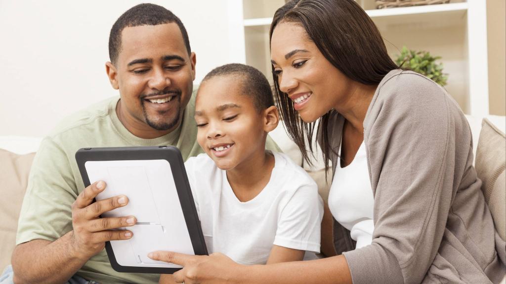 MayoClinic's tweet photo. The holiday season is traditionally a time for family &amp; friends to gather together and celebrate. But the #COVID19 pandemic will make the holidays a much different experience for many Americans. Learn more about creating a social bubble from @nrajapakseMD. https://t.co/5ZTHW2gXNV https://t.co/ge3DlxUhn9