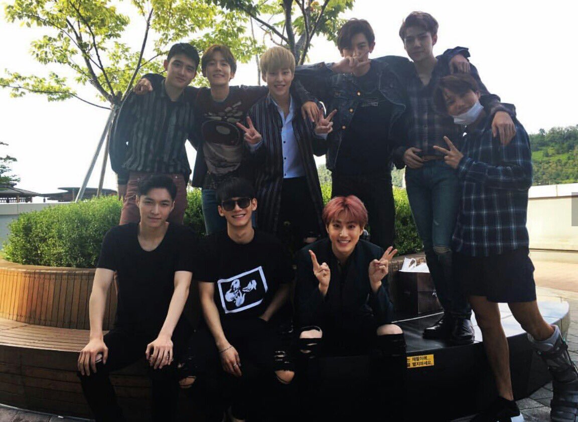 If you miss these boys RETWEET And REPLY with your favorite ot9 pic ♥️

I'm voting for EXO for Favorite Social Artist at the #AMAs <a href="/weareoneEXO/">EXO</a>
