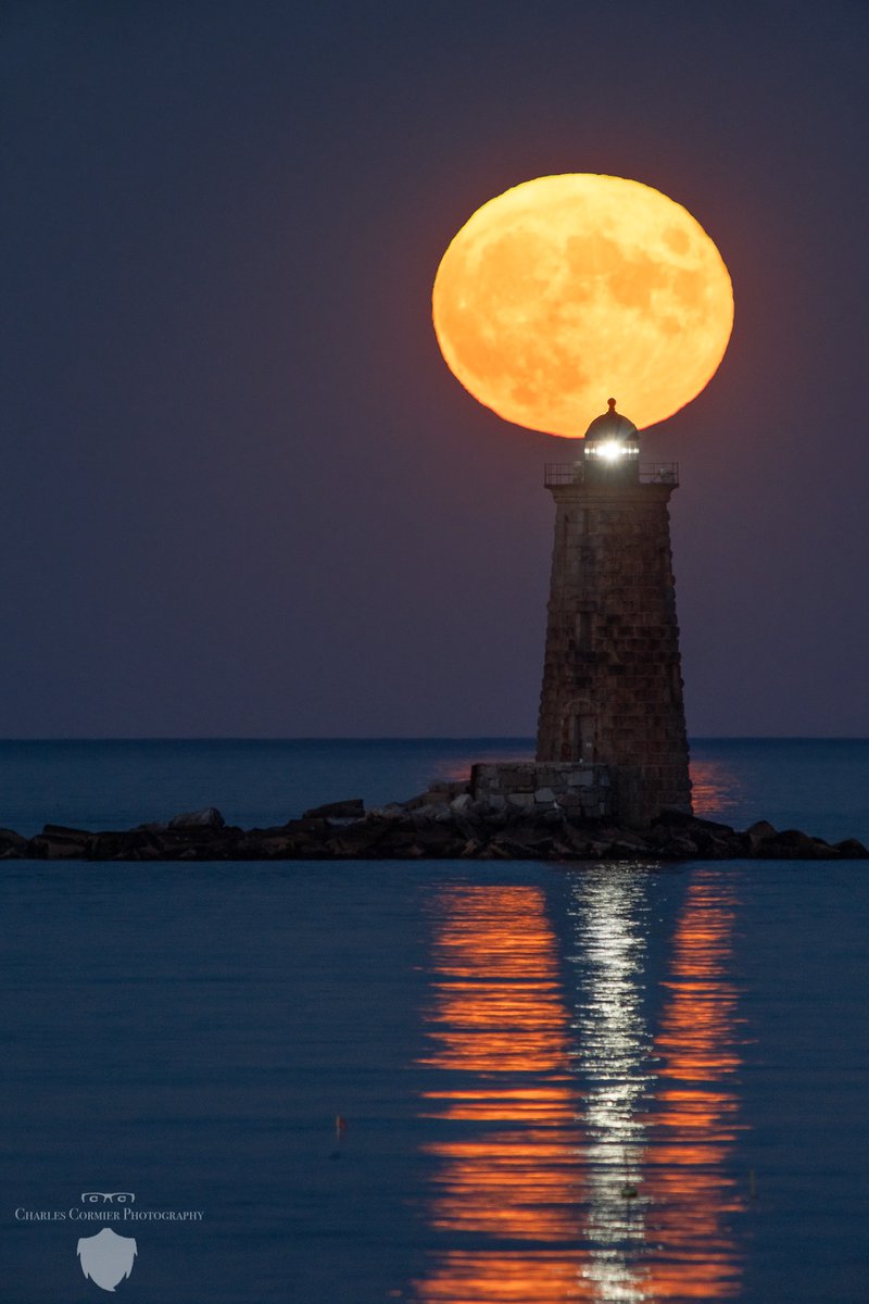 WMUR9's tweet photo. What a breathtaking shot of the full moon over Whaleback Light, photographed from Great Island Common in New Castle. 🌕 | 📷: Charles Cormier / u local New Hampshire (upload at https://t.co/pncu3JOff3) https://t.co/yNadsfxXiP