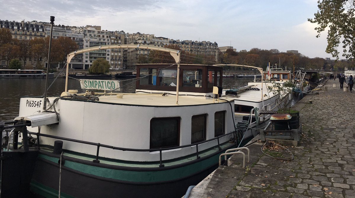 AusAmbFR's tweet photo. Profitant de l’heure par jour où on peut exercer dans un rayon d’un kilomètre.  Très chanceuse que l’Ambassade d’Australie soit au bord de la Seine.  En dépit des défis actuels, #Paris reste une ville vraiment magnifique. https://t.co/Ie6RxAE3wP